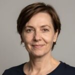 Портрет уверенного бизнесмена компании Тонир Дон на нейтральном фоне в студийном освещении